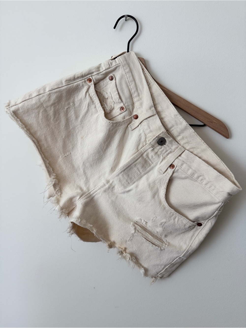 Levi’s White Cream 501 Distressed Women’s Shorts Size 27 Waist
